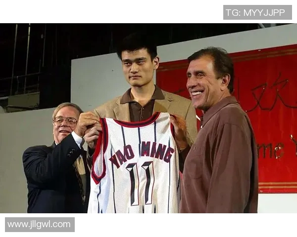 姚明在2006年展现巅峰实力的传奇时刻与篮球生涯的辉煌回顾