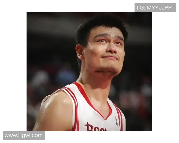 姚明身穿便衣在球场上展现篮球技艺引发热议