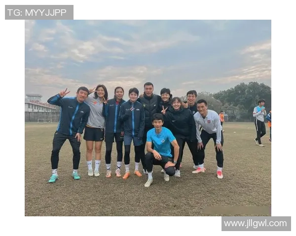 老王对足球明星的热爱有多深厚他的追星故事让人感动不已