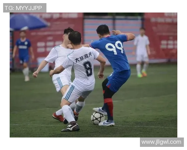 冬季足球明星男款装备推荐助你在寒冷天气中尽情挥洒激情与活力