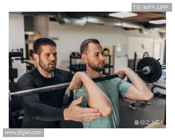 足球明星亲自示范卷腹训练技巧助你提升核心力量与运动表现