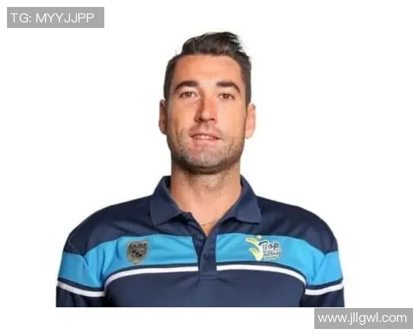 足球明星萨瓦尼的传奇之路与他在绿茵场上的辉煌成就解析 足球明星萨瓦尼的传奇之路与他在绿茵场上的辉煌成就解析