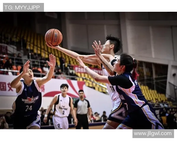 一米七五的篮球明星展现非凡魅力与运动精神的精彩瞬间